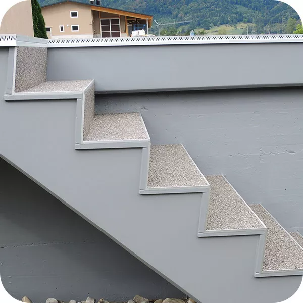 fertige-treppe-mit-steinteppich-und-betonanstrich fertige-treppe-mit-steinteppich-und-betonanstrich